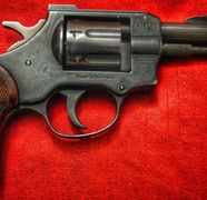 Dicționarul viselor: ce înseamnă când visezi că tragi cu pistolul sau cu pușca